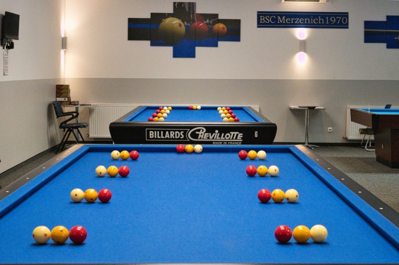 Der Billardtisch für das Karambolspiel hat, im Gegensatz zu den Tischen für Snooker und Poolbillard, keine Taschen.